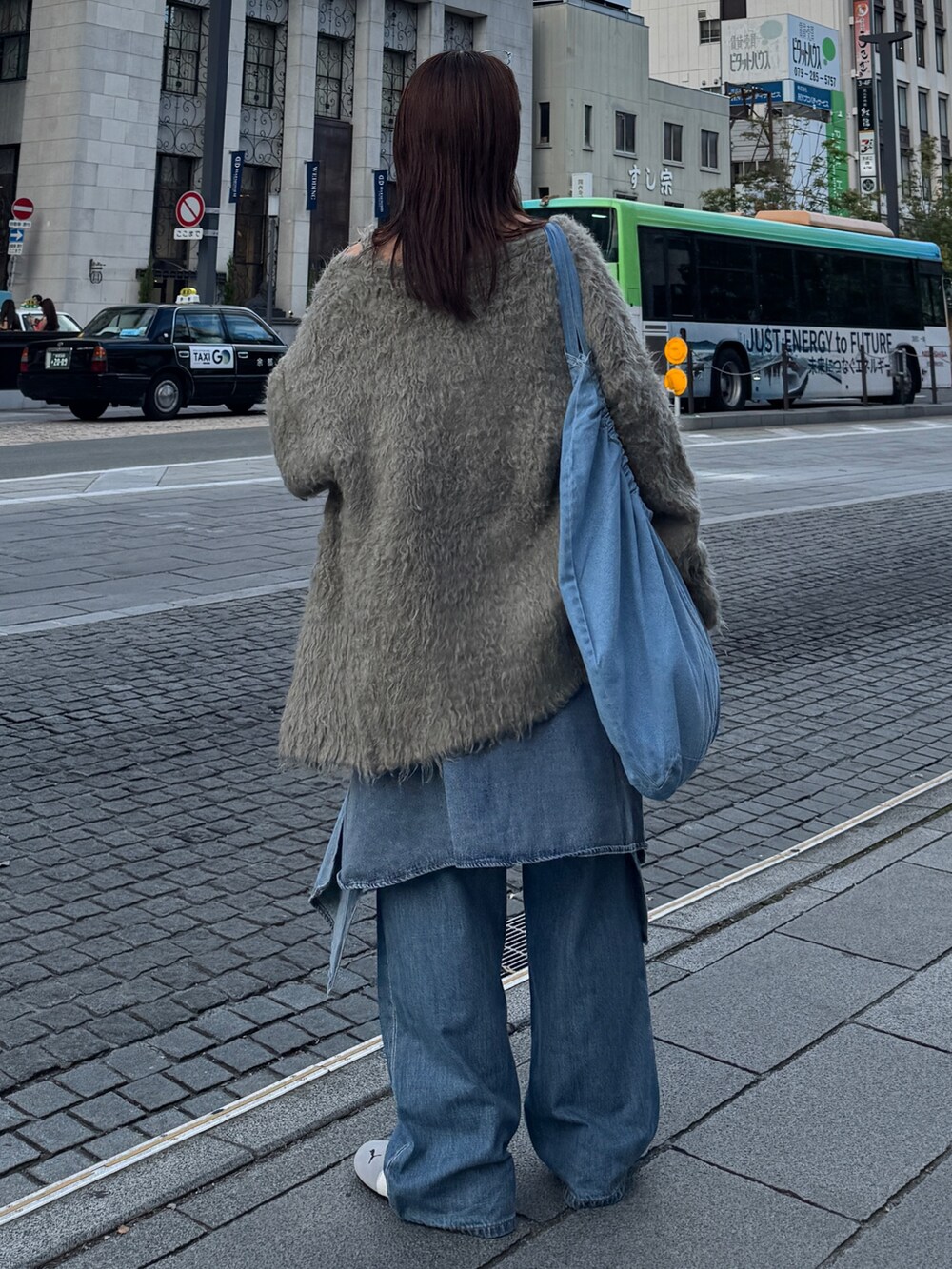 ブルー系のデニムパンツ、ブルー系のシャツ/ブラウス、グレー系のカーディガン/ボレロを着用したレディースの秋コーディネートの5枚目の写真