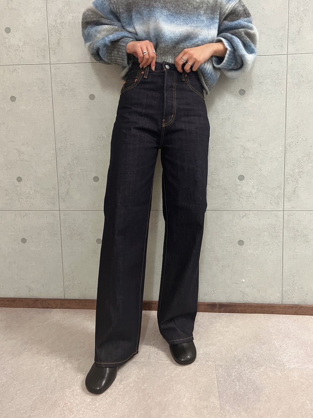 ブルー系のデニムパンツ、ブルー系のニット/セーターを着用したレディースの秋コーディネートの7枚目の写真