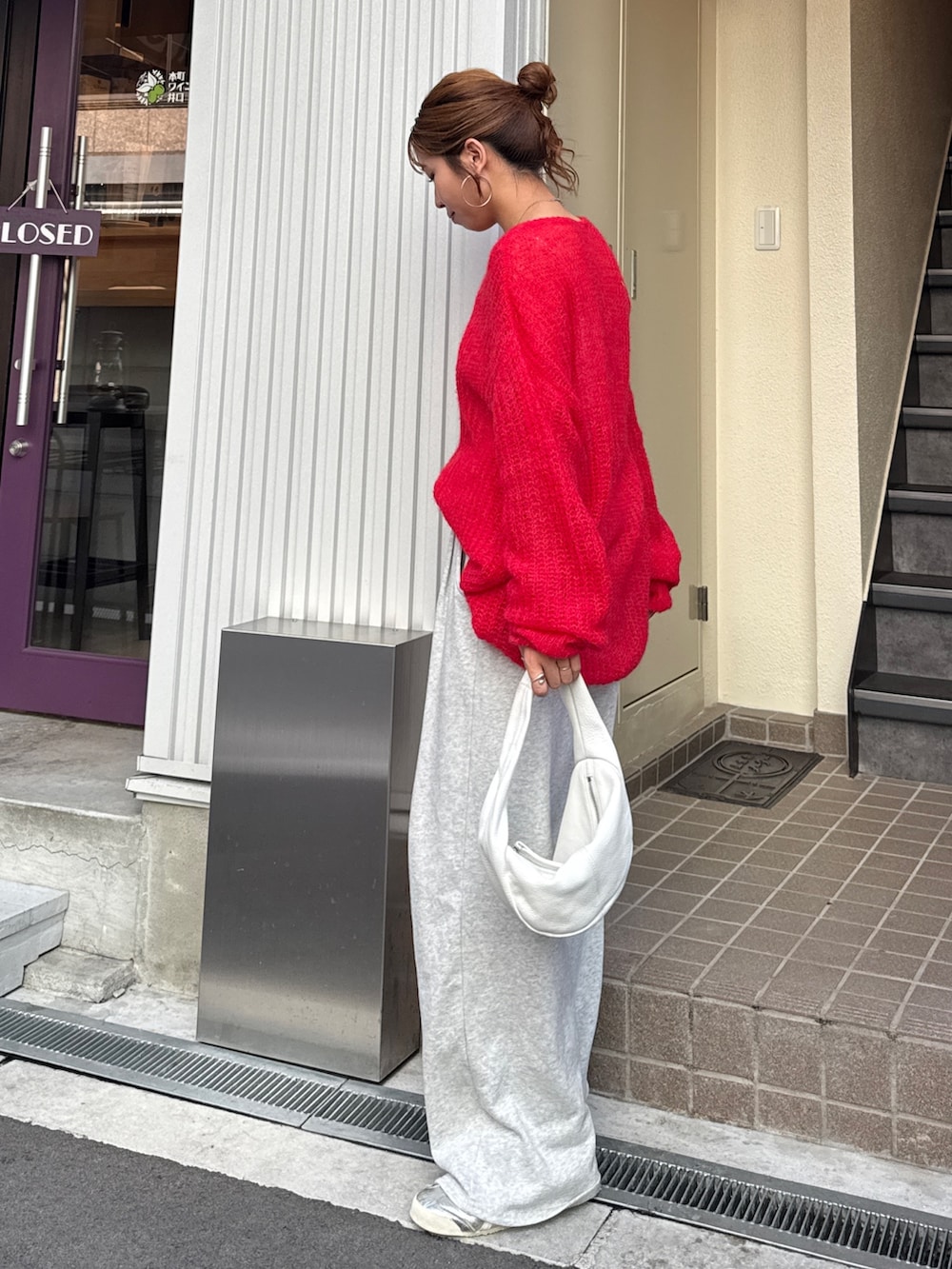 グレー系のスウェットパンツ、レッド系のニット/セーターを着用したレディースの秋コーディネートの4枚目の写真