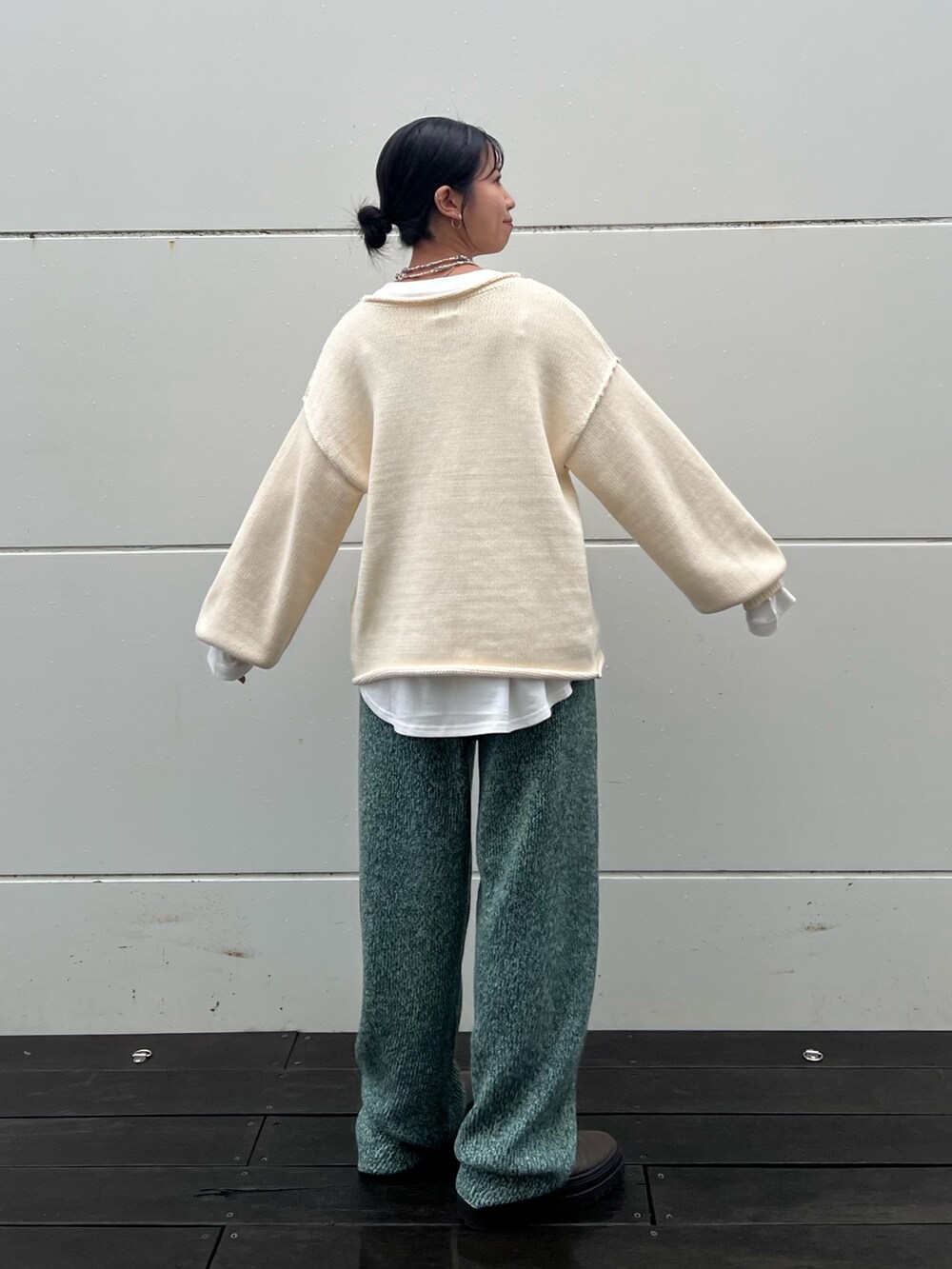 ホワイト系のニット/セーター、グリーン系のその他パンツ、ホワイト系のTシャツ/カットソーを着用したレディースの秋コーディネートの4枚目の写真