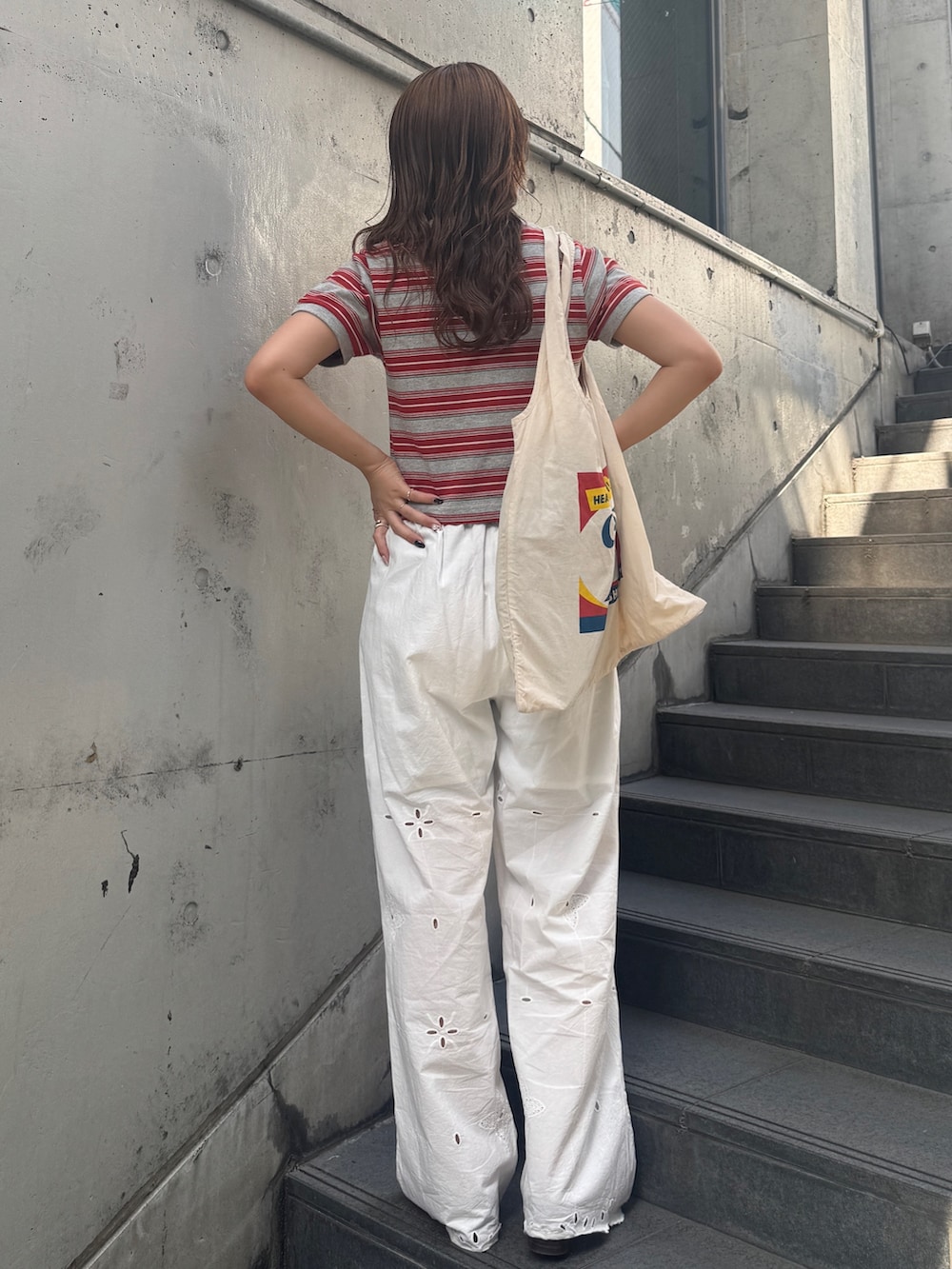 ホワイト系のその他パンツ、レッド系のTシャツ/カットソー、その他のサンダルを着用したレディースの春コーディネートの4枚目の写真