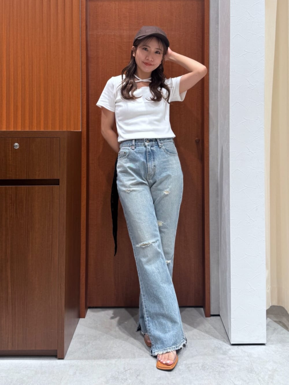 その他のサンダル、ブルー系のデニムパンツ、ホワイト系のTシャツ/カットソーを着用したレディースの夏コーディネートの2枚目の写真