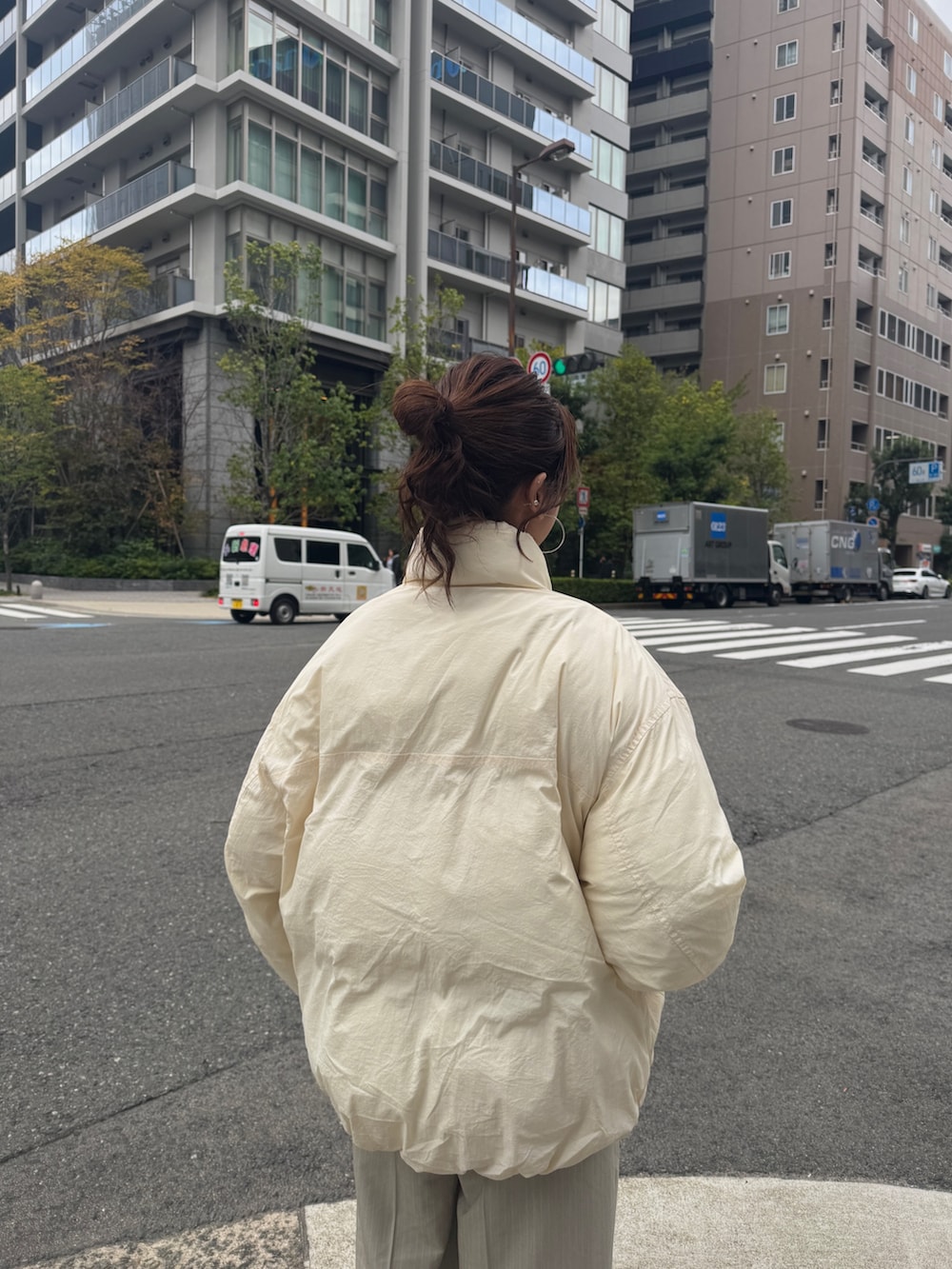 ベージュ系のその他パンツ、ホワイト系のブルゾン、ホワイト系のニット/セーターを着用したレディースの冬コーディネートの7枚目の写真