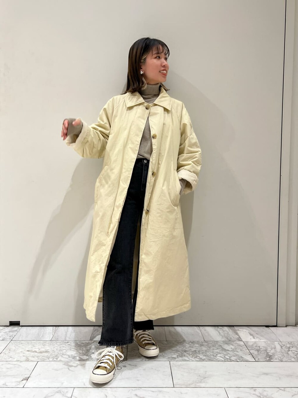 ホワイト系のその他アウター、グレー系のニット/セーターを着用したレディースの冬コーディネートの2枚目の写真