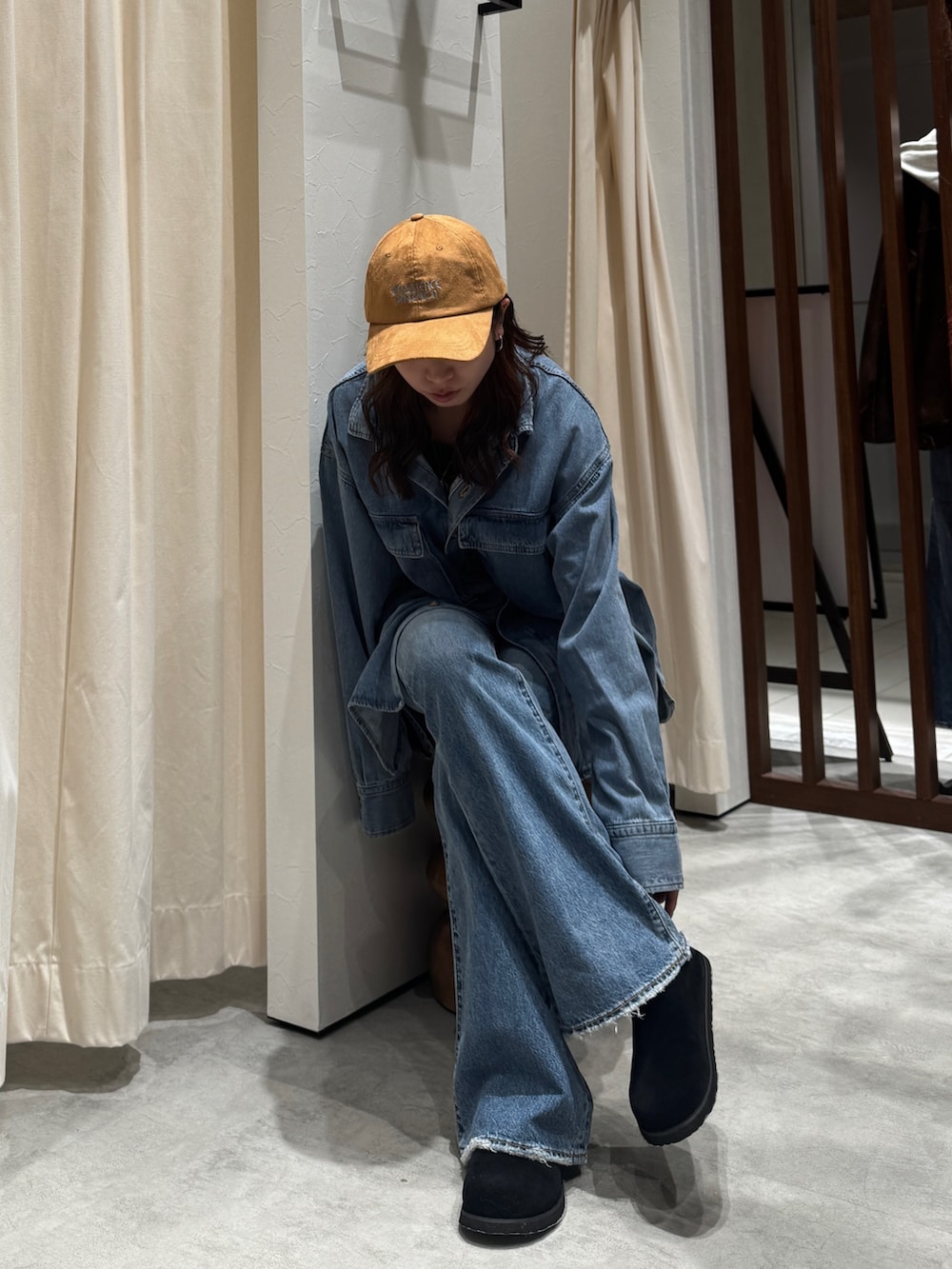 ブルー系のシャツ/ブラウス、ブルー系のデニムパンツ、ブラック系のスリッポンを着用したレディースの秋コーディネートの6枚目の写真