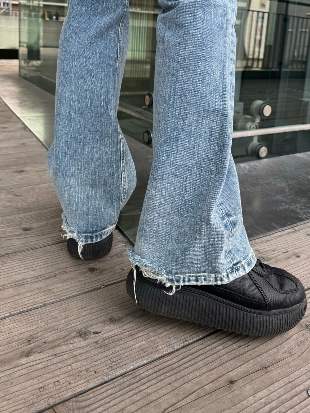 ブルー系のデニムパンツ、グレー系のTシャツ/カットソーを着用したレディースの春コーディネートの6枚目の写真