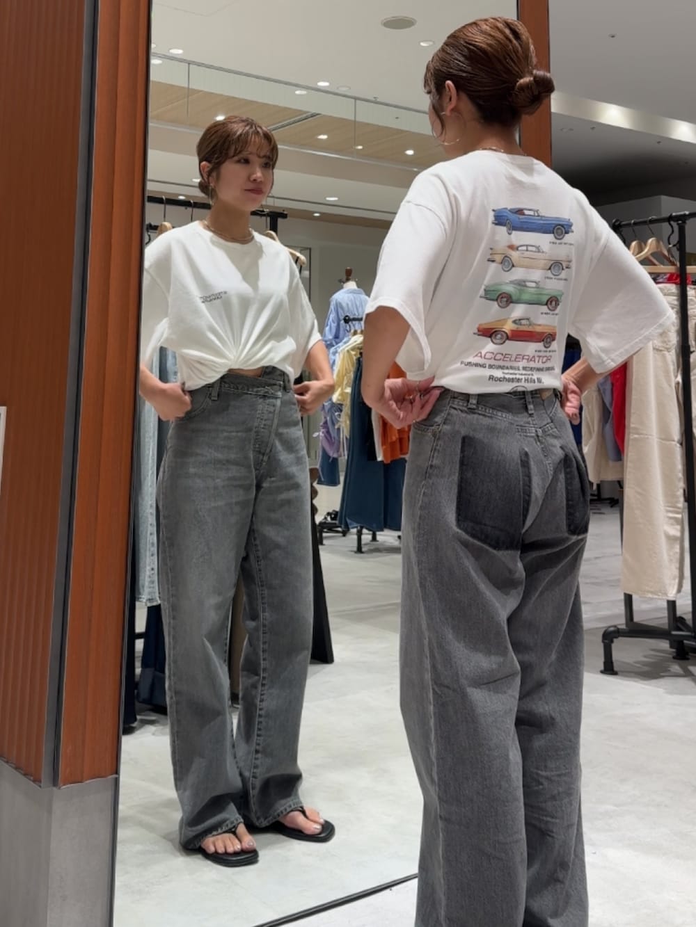 ホワイト系のTシャツ/カットソー、ブラック系のデニムパンツ、ブラック系のサンダルを着用したレディースの夏コーディネートの5枚目の写真