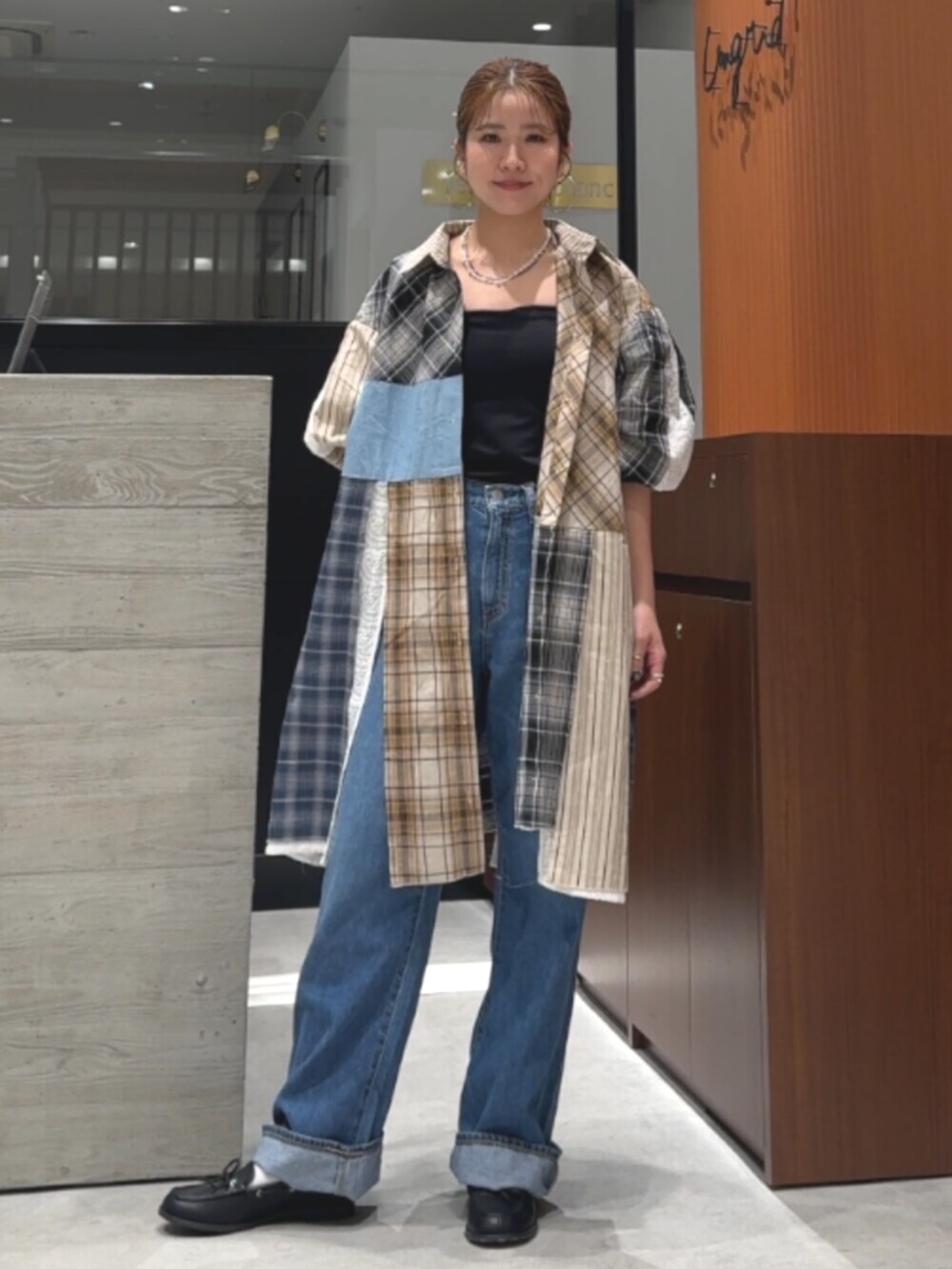 ブラック系のローファー、その他のシャツ/ブラウス、ブルー系のデニムパンツを着用したレディースの春コーディネートの5枚目の写真