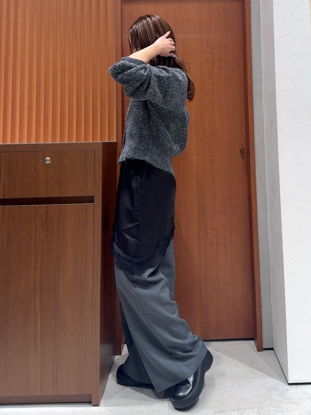 ブラック系のキャミソール、グレー系のカーディガン/ボレロ、グレー系のその他パンツを着用したレディースの冬コーディネートの6枚目の写真