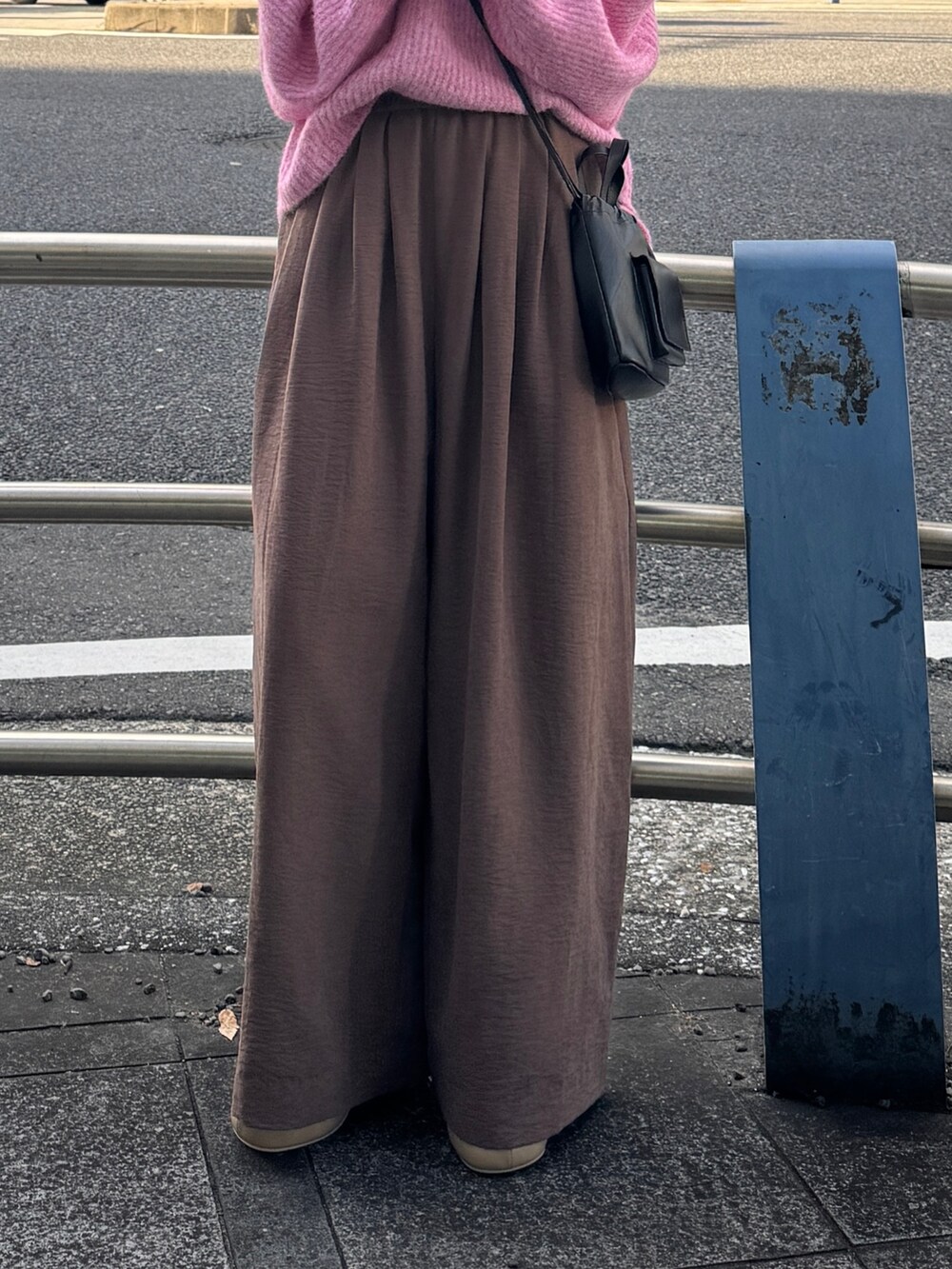 ブラウン系のその他パンツ、ピンク系のニット/セーターを着用したレディースの秋コーディネートの8枚目の写真