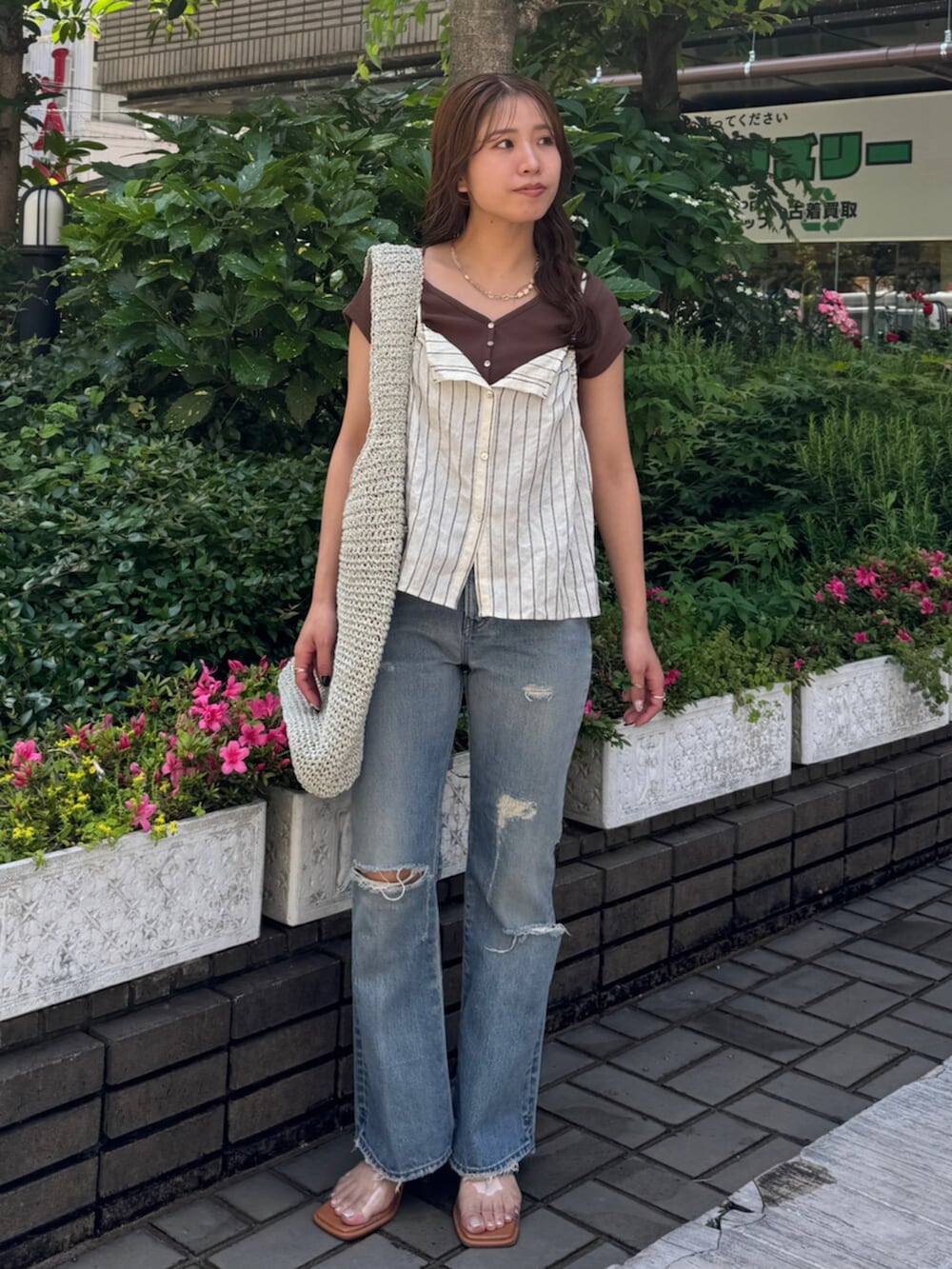 その他のサンダル、ブルー系のデニムパンツ、ホワイト系のキャミソールを着用したレディースの春コーディネートの2枚目の写真