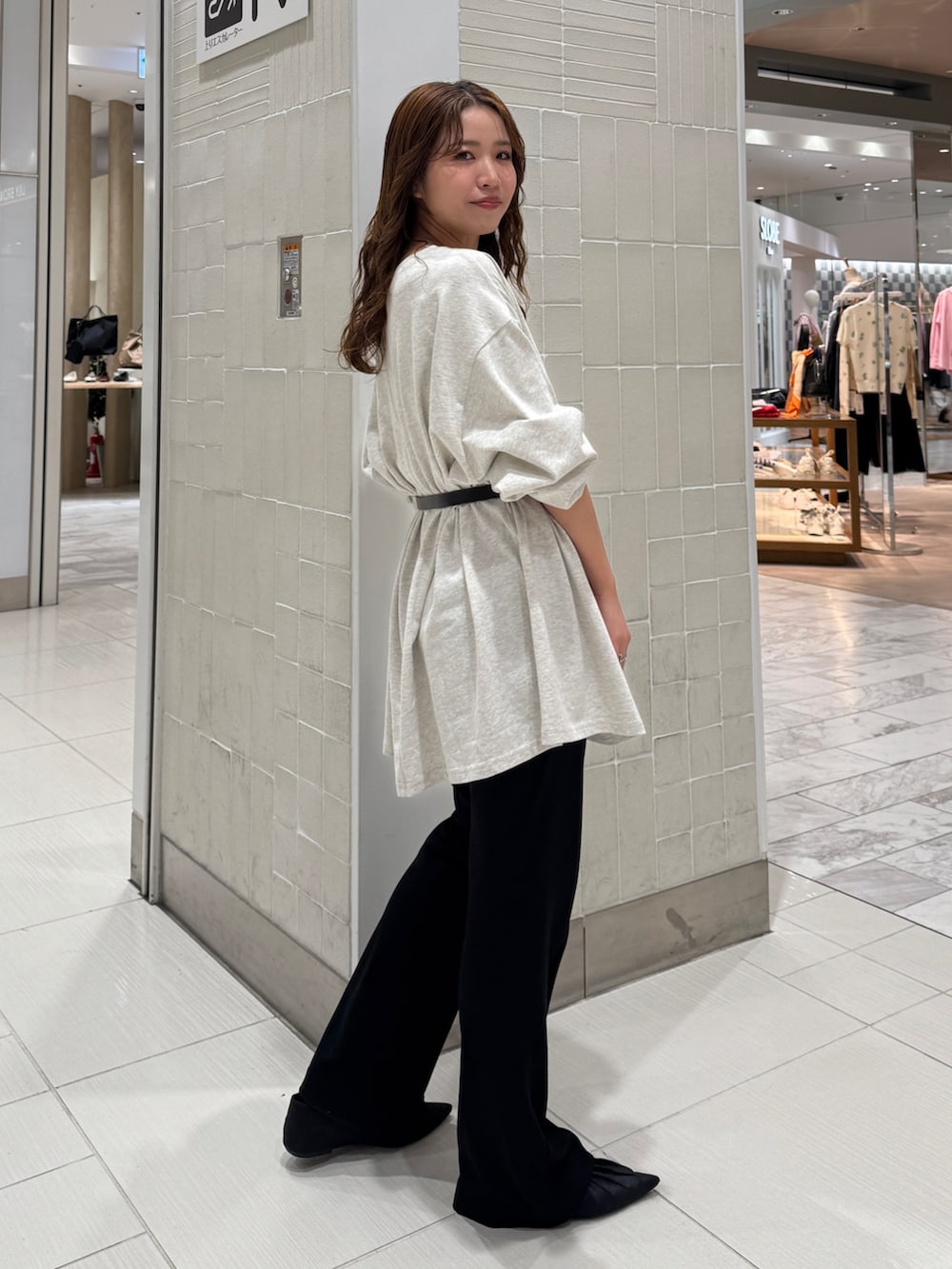 グレー系のTシャツ/カットソー、ブラック系のその他パンツを着用したレディースの春コーディネートの4枚目の写真