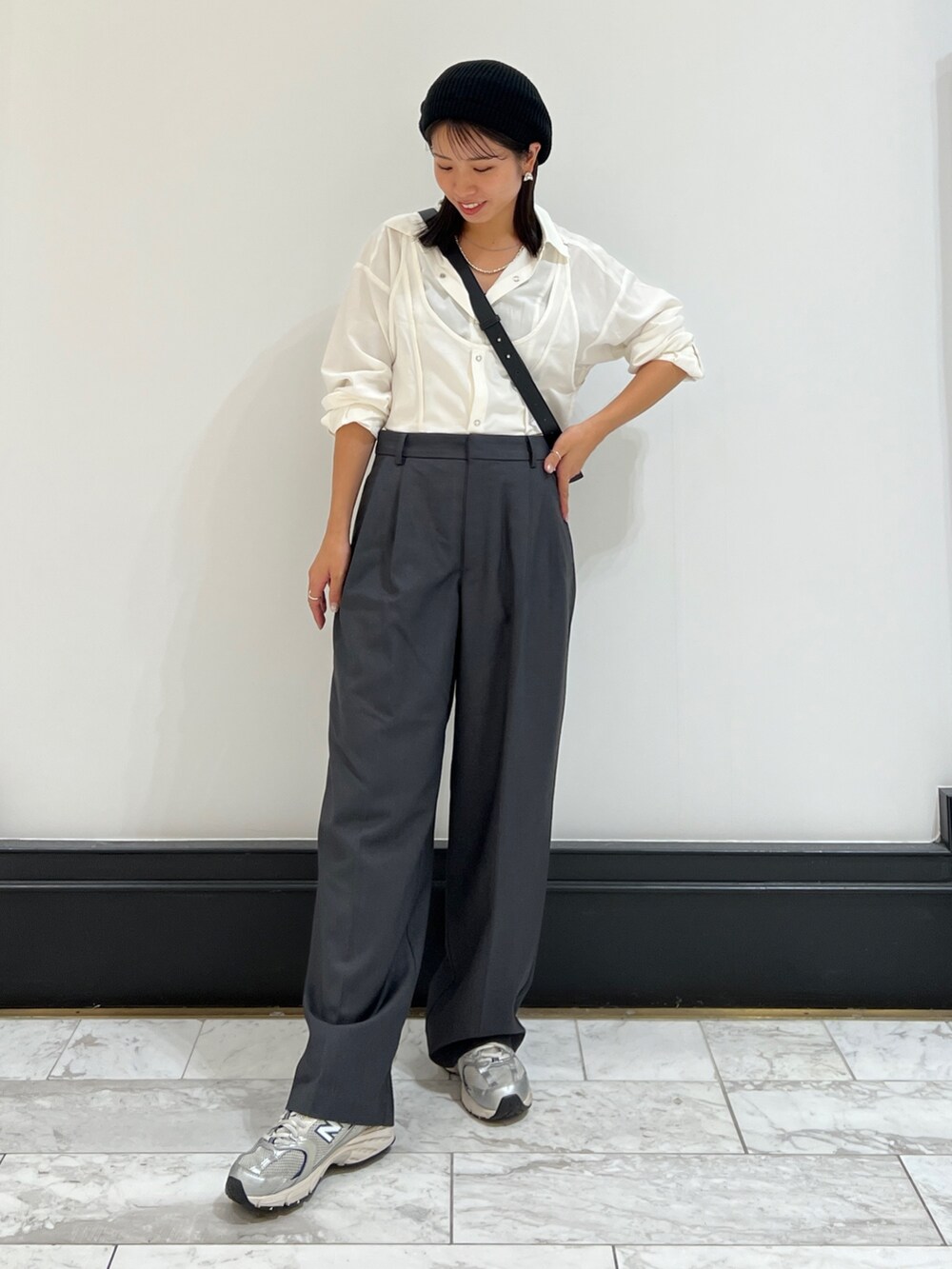 ホワイト系のシャツ/ブラウス、グレー系のその他パンツ、ブラック系のショルダーバッグを着用したレディースの秋コーディネートの7枚目の写真