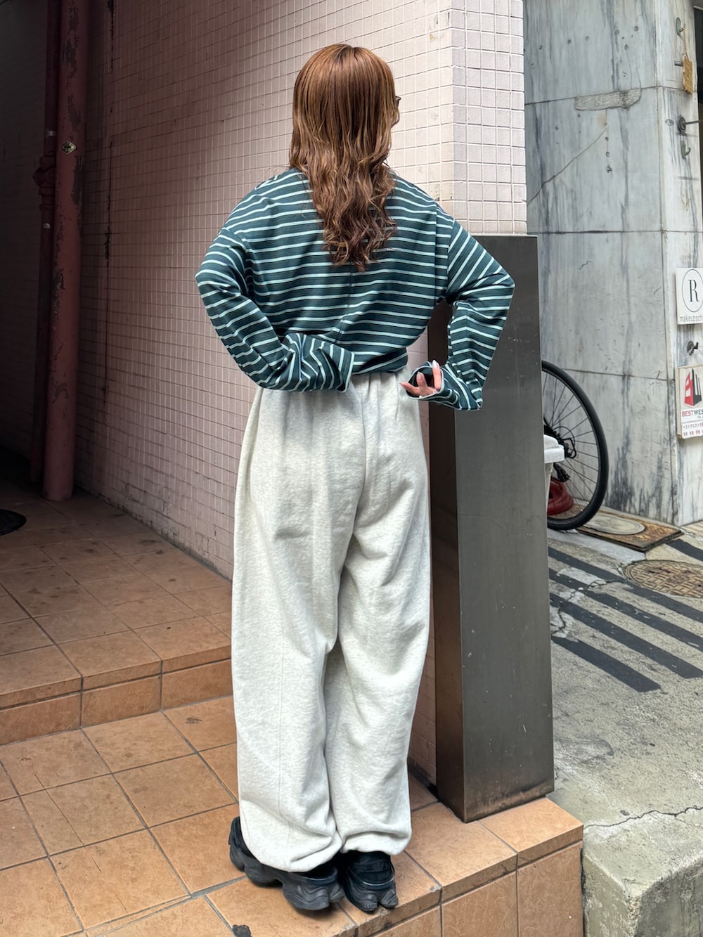 ホワイト系のスウェットパンツ、グリーン系のTシャツ/カットソーを着用したレディースの冬コーディネートの4枚目の写真