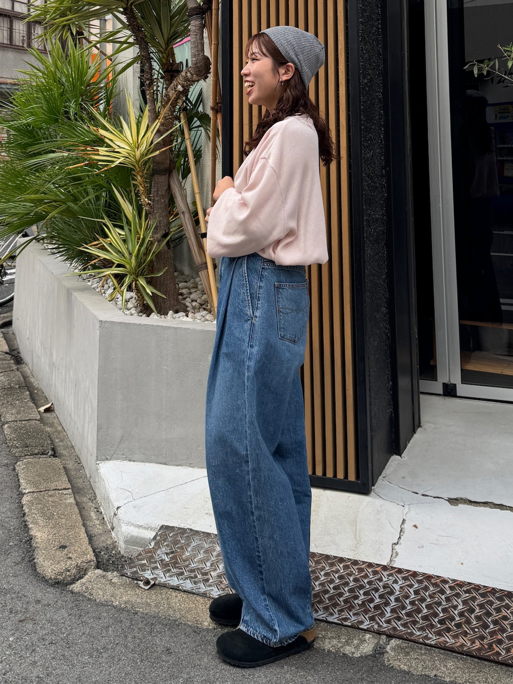 ブルー系のデニムパンツ、ピンク系のTシャツ/カットソーを着用したレディースの秋コーディネートの6枚目の写真