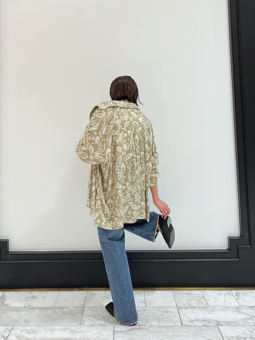 ベージュ系のシャツ/ブラウス、ホワイト系のタンクトップ、ブラック系のパンプスを着用したレディースの春コーディネートの4枚目の写真