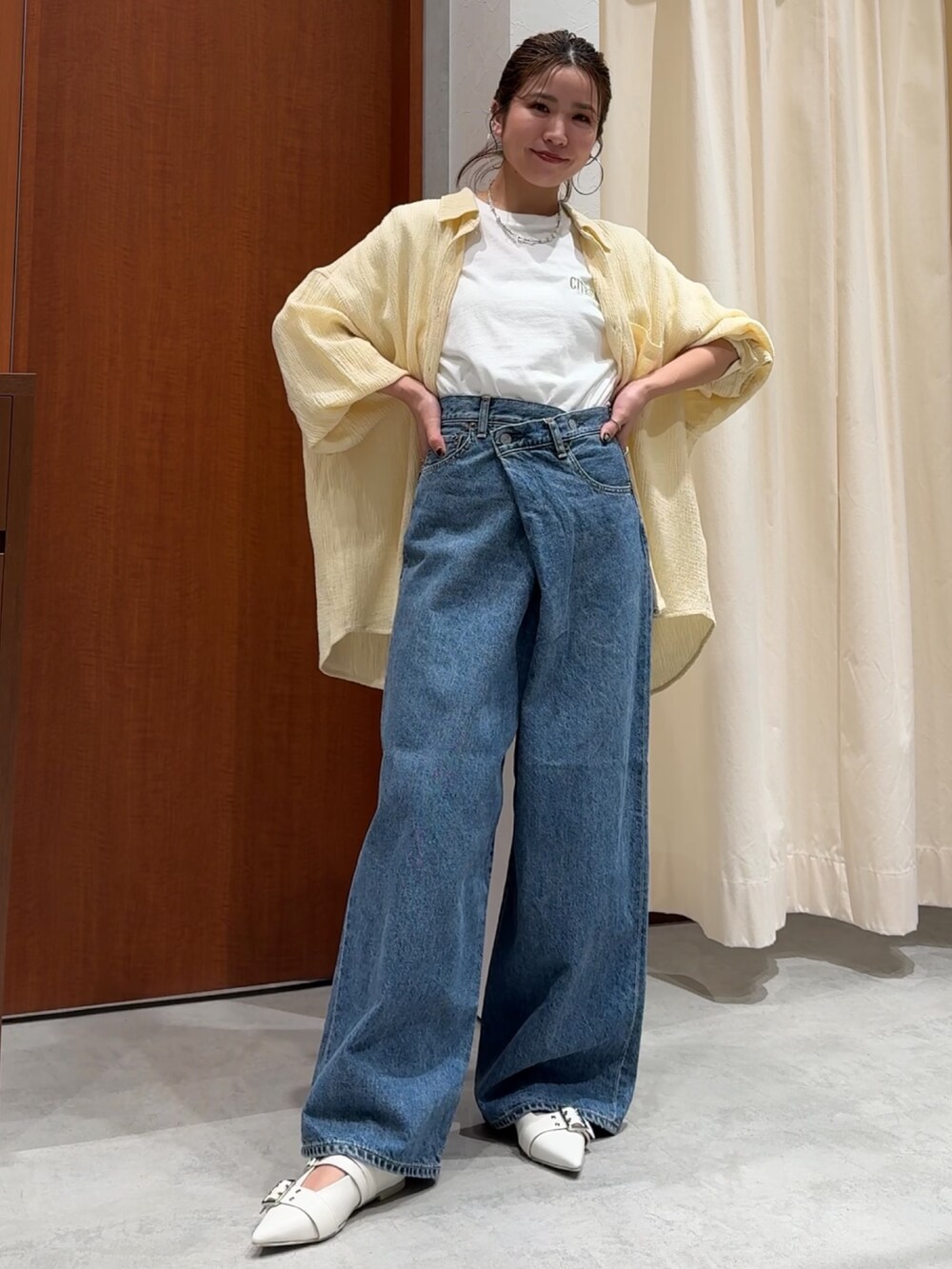 ブルー系のデニムパンツ、ホワイト系のTシャツ/カットソー、イエロー系のシャツ/ブラウスを着用したレディースの春コーディネートの6枚目の写真