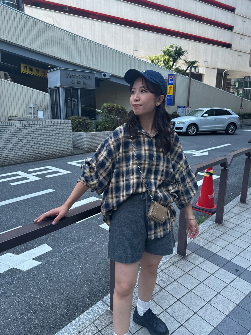 ブルー系のシャツ/ブラウス、グレー系のその他パンツを着用したレディースの夏コーディネートの7枚目の写真
