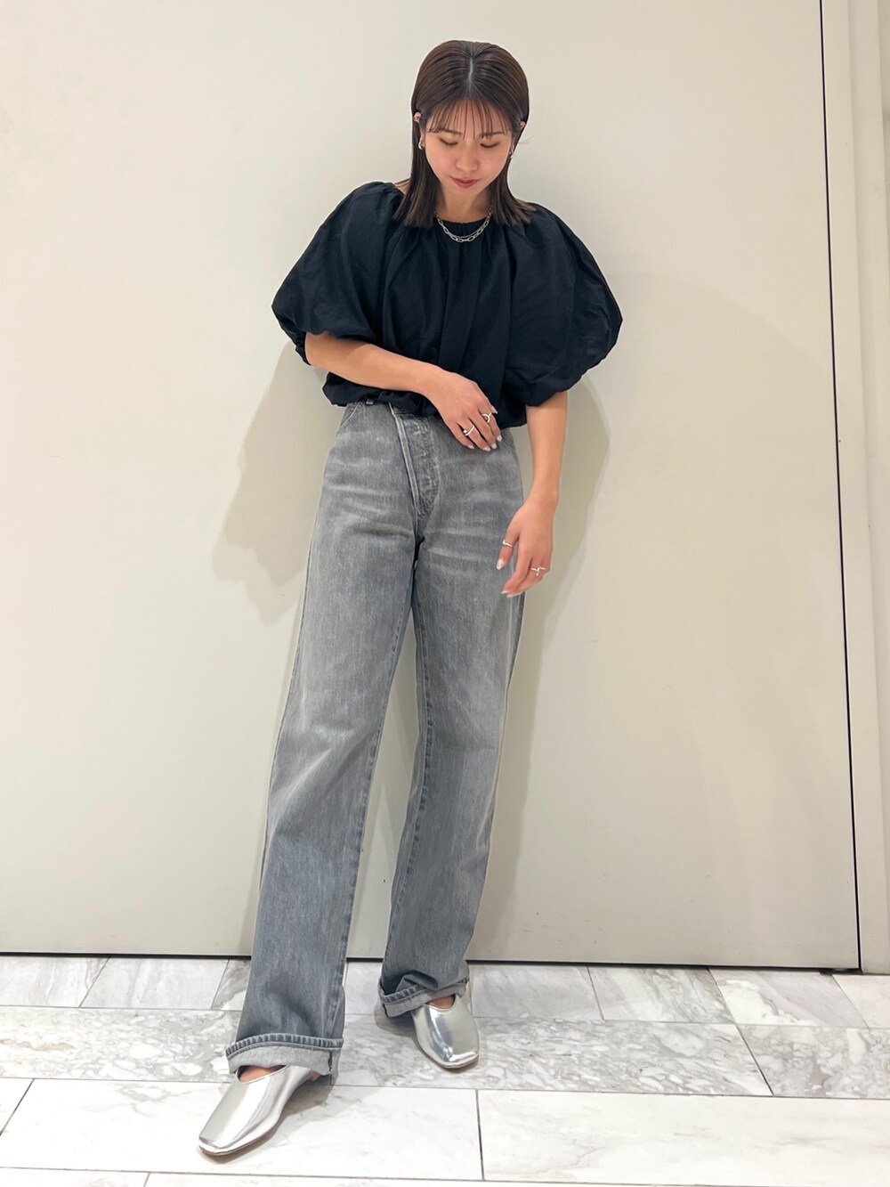 シルバー系のパンプス、ブラック系のデニムパンツ、ブラック系のシャツ/ブラウスを着用したレディースの夏コーディネートの9枚目の写真