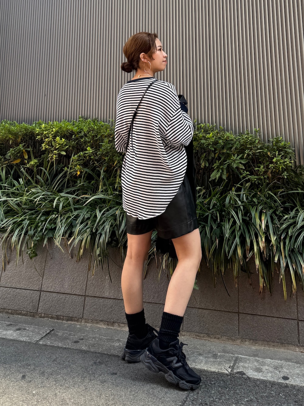 ブラック系のシャツ/ブラウス、ブラック系のその他パンツ、ブルー系のTシャツ/カットソーを着用したレディースの冬コーディネートの4枚目の写真