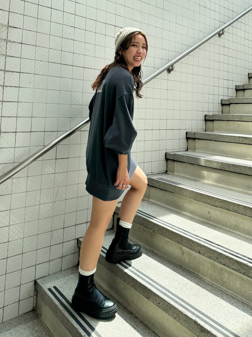 グレー系のスウェット、ブラウン系のその他パンツ、グレー系のニットキャップ/ビーニーを着用したレディースの秋コーディネートの4枚目の写真