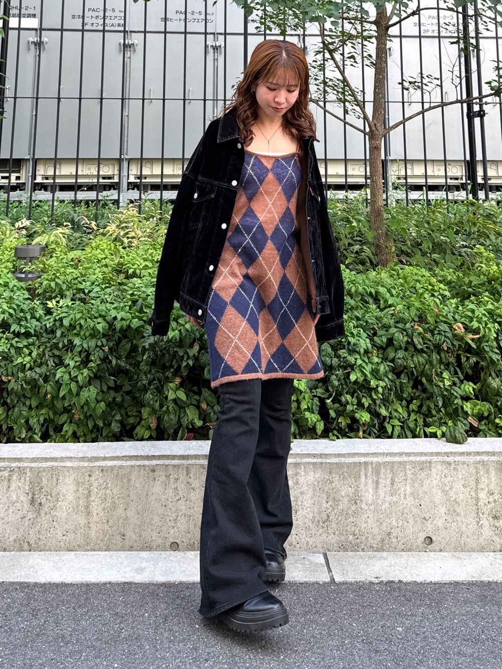 ブラウン系のニット/セーター、ブラック系のデニムジャケット、ブラック系のデニムパンツを着用したレディースの夏コーディネートの2枚目の写真