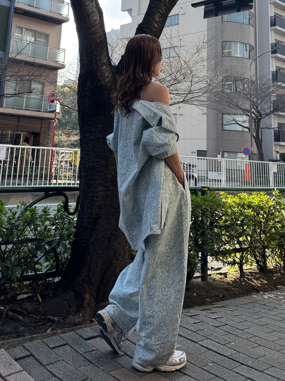 ブルー系のカバーオール、ブルー系のデニムパンツ、ブルー系のタンクトップを着用したレディースの春コーディネートの3枚目の写真