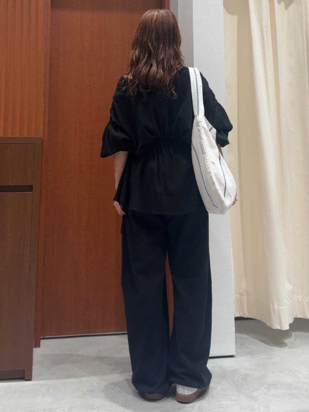 ブラック系のスウェットパンツ、ブラック系のシャツ/ブラウス、グレー系のタンクトップを着用したレディースの春コーディネートの4枚目の写真