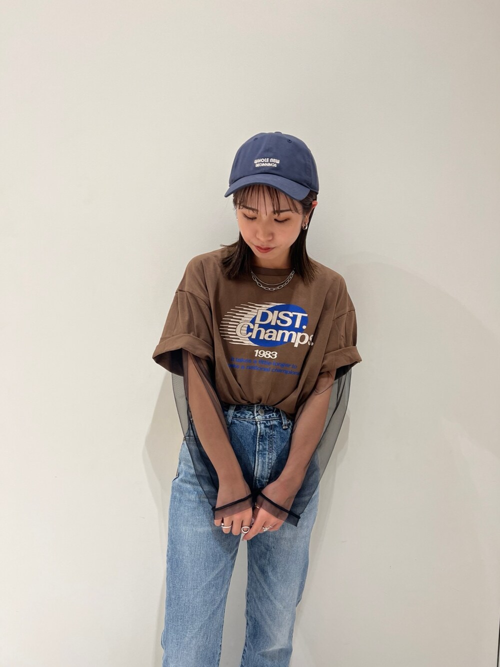 ブラウン系のTシャツ/カットソー、ブラック系のTシャツ/カットソー、ブルー系のデニムパンツを着用したレディースの夏コーディネートの5枚目の写真