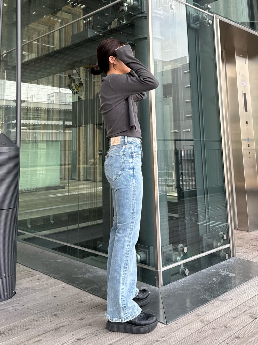 ブルー系のデニムパンツ、グレー系のTシャツ/カットソーを着用したレディースの春コーディネートの4枚目の写真