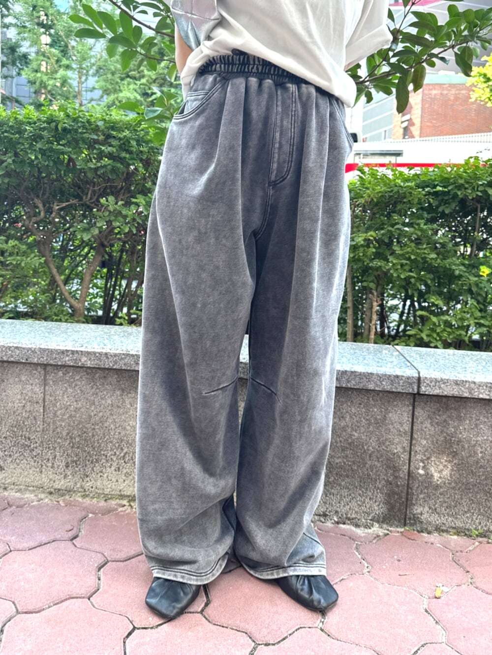 グレー系のスウェットパンツ、ホワイト系のTシャツ/カットソーを着用したレディースの夏コーディネートの7枚目の写真