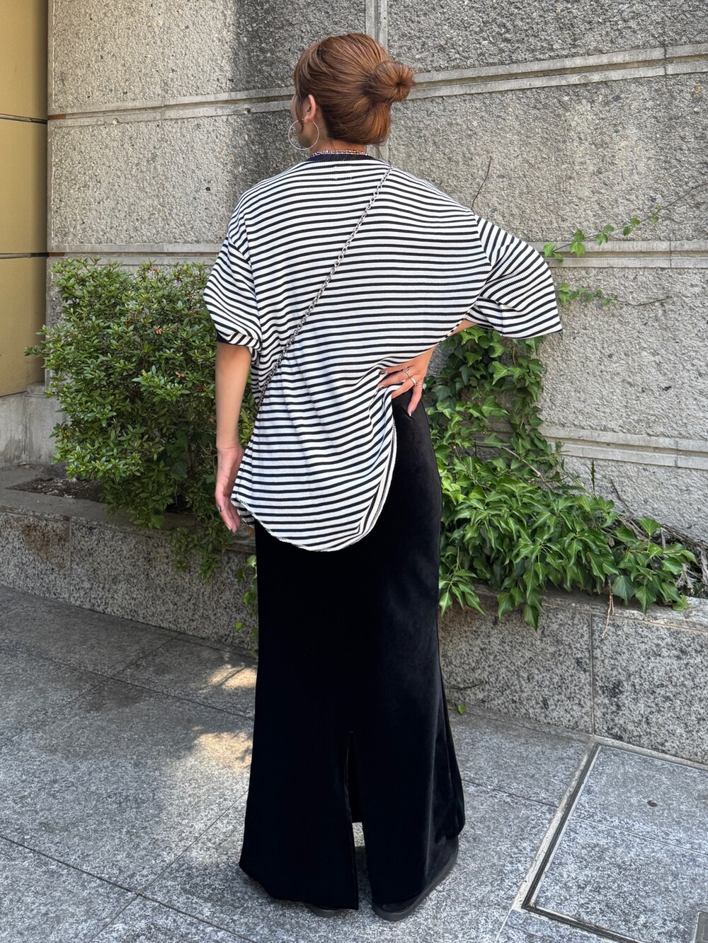 ブルー系のTシャツ/カットソー、ブラック系のスカート、ブラック系のスリッポンを着用したレディースの夏コーディネートの4枚目の写真