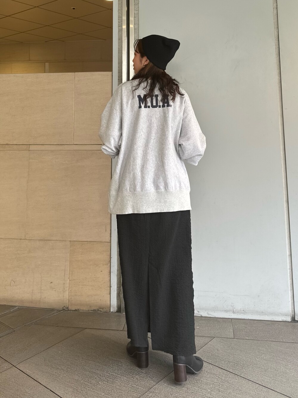 グレー系のスウェット、ブラック系のスカート、ブラック系のニットキャップ/ビーニーを着用したレディースの夏コーディネートの9枚目の写真