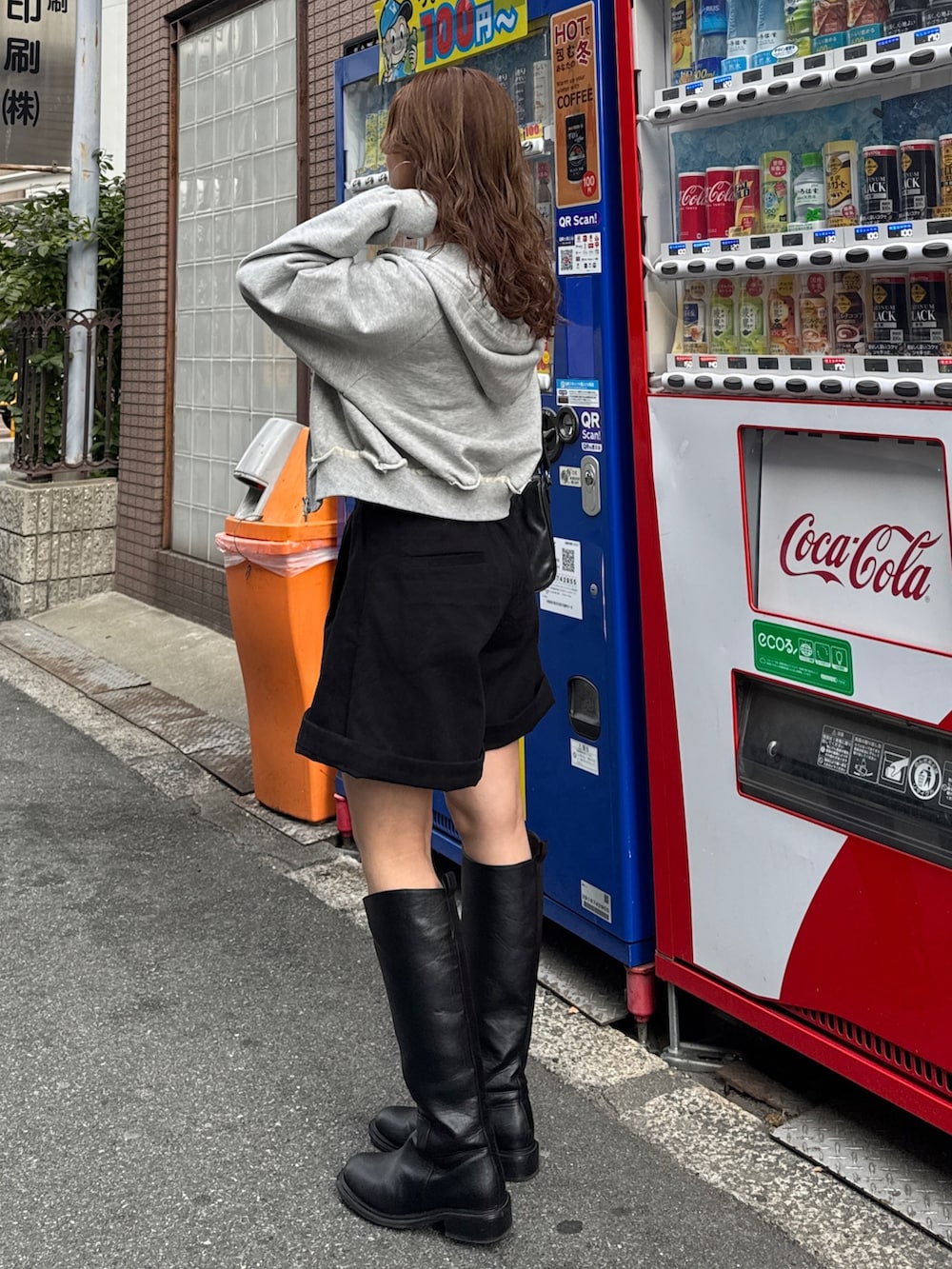 ブラック系のその他パンツ、グレー系のパーカーを着用したレディースの冬コーディネートの8枚目の写真