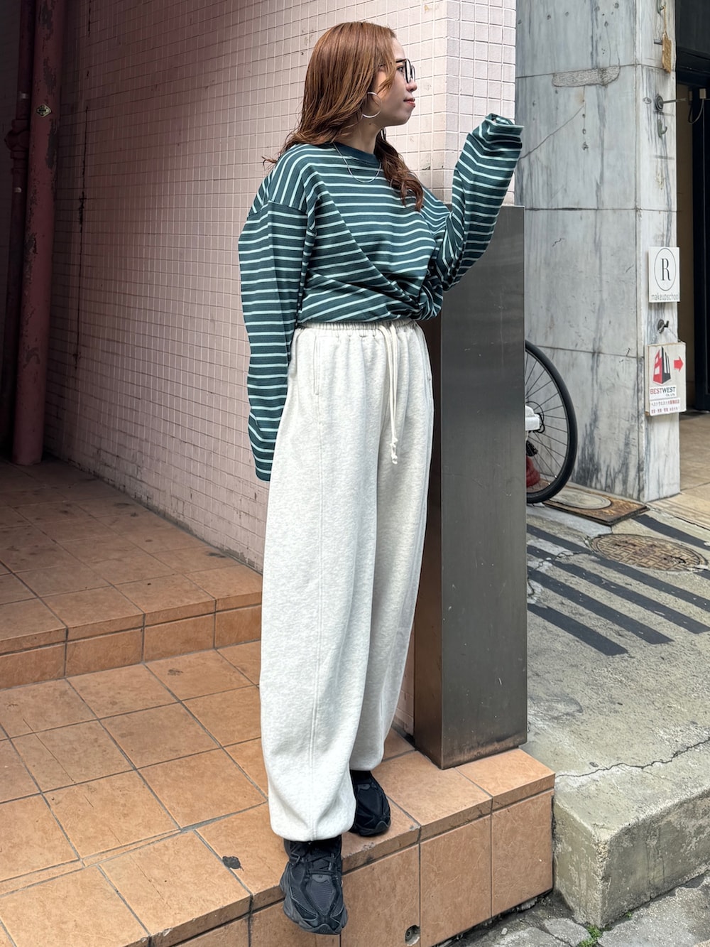 ホワイト系のスウェットパンツ、グリーン系のTシャツ/カットソーを着用したレディースの冬コーディネートの7枚目の写真