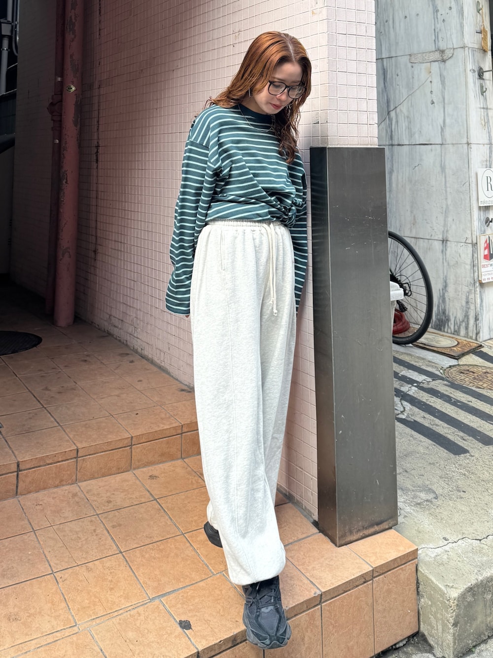 ホワイト系のスウェットパンツ、グリーン系のTシャツ/カットソーを着用したレディースの冬コーディネートの2枚目の写真