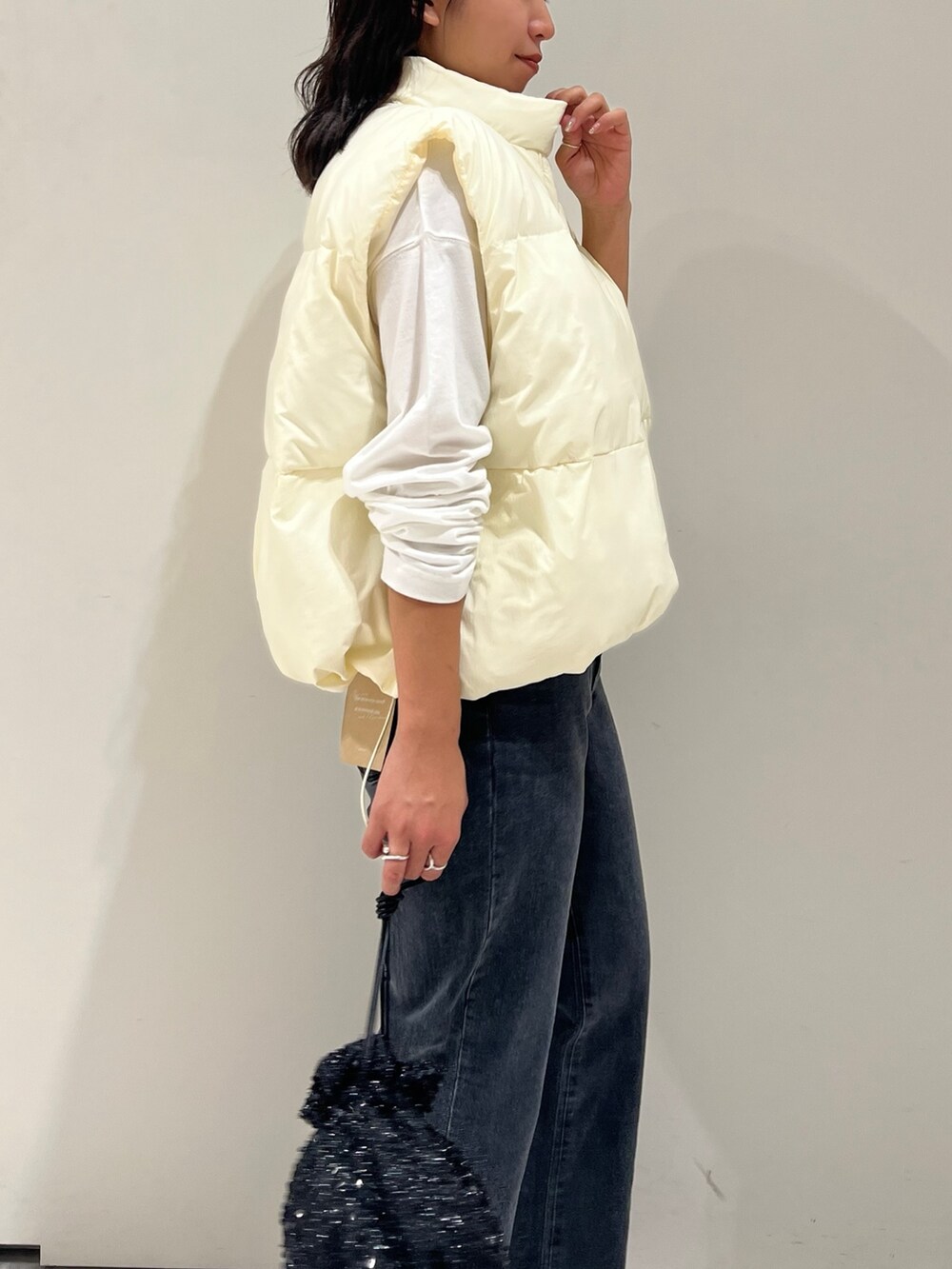 ブラック系のブーツ、ホワイト系のTシャツ/カットソー、ブラック系のデニムパンツを着用したレディースの秋コーディネートの8枚目の写真