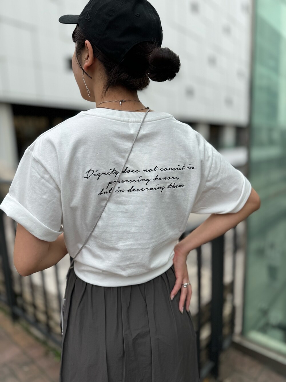 シルバー系のショルダーバッグ、ホワイト系のTシャツ/カットソー、グレー系のスカートを着用したレディースの春コーディネートの10枚目の写真