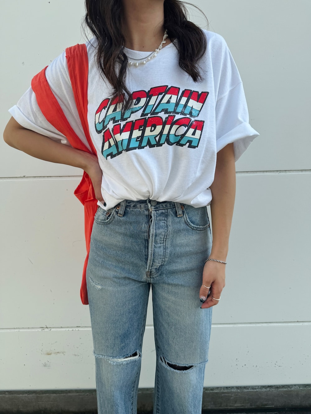 ブルー系のデニムパンツ、ホワイト系のTシャツ/カットソー、オレンジ系のエコバッグ/サブバッグを着用したレディースの夏コーディネートの8枚目の写真