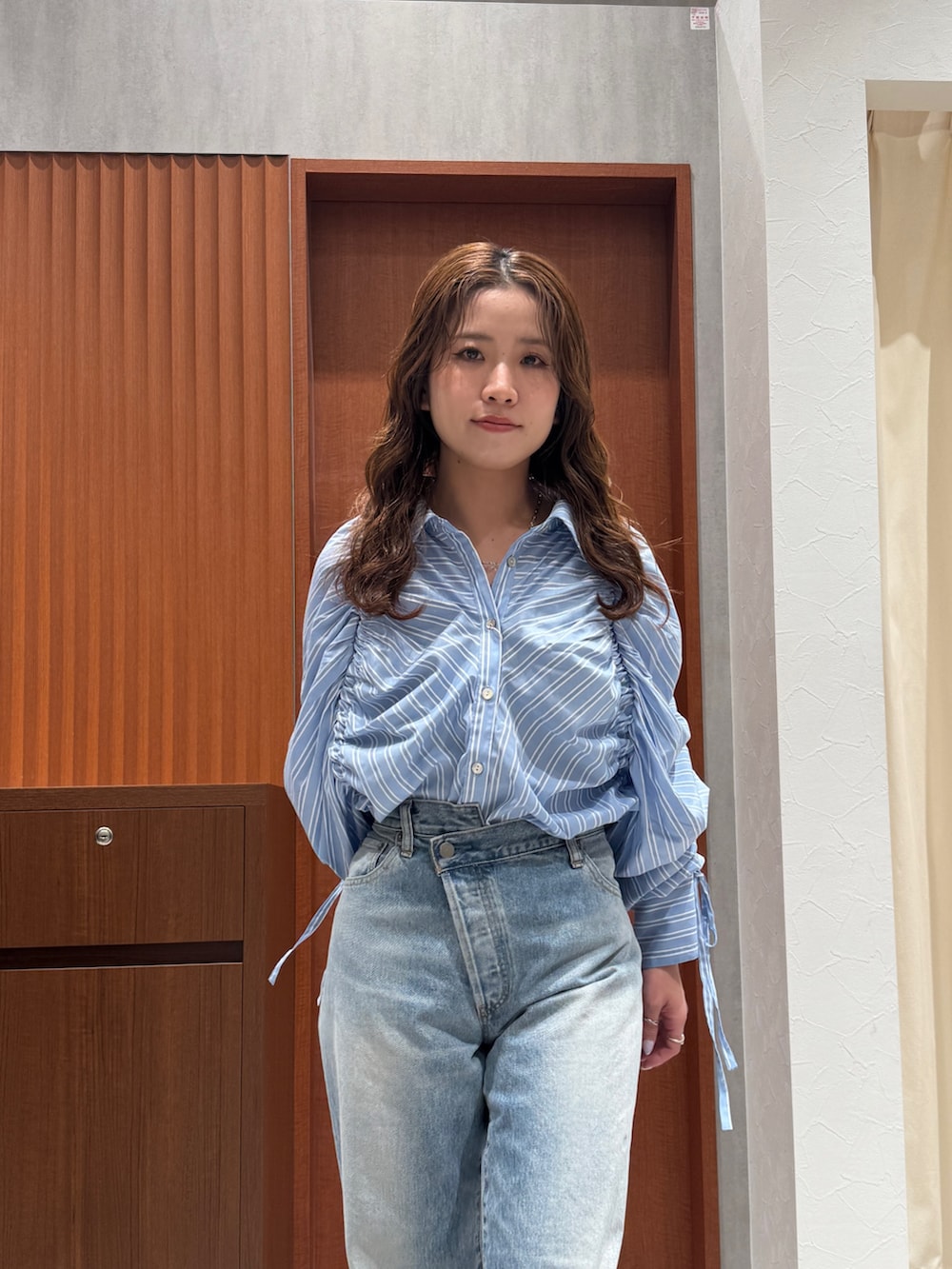 ブルー系のシャツ/ブラウス、ブルー系のデニムパンツ、ベージュ系のブーツを着用したレディースの春コーディネートの8枚目の写真