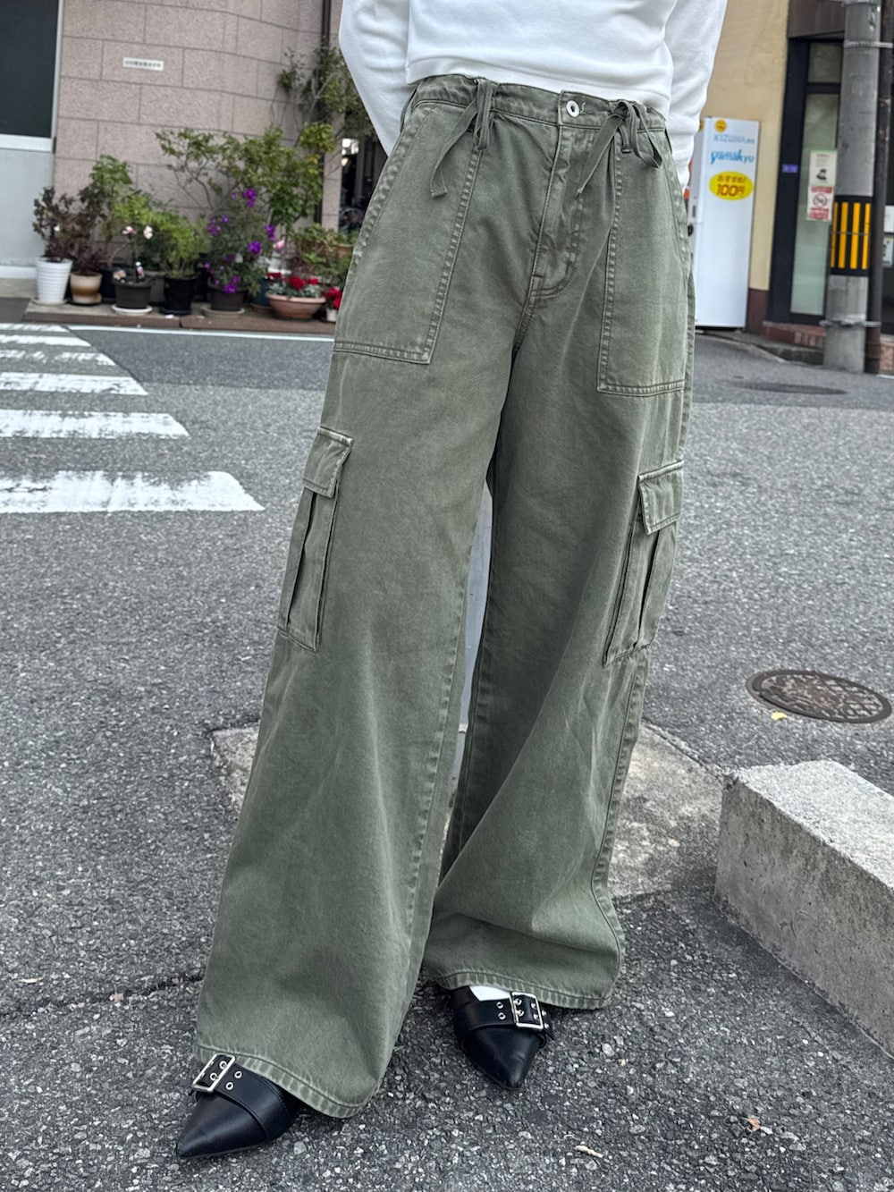 グリーン系のその他パンツ、ホワイト系のTシャツ/カットソー、ブルー系のデニムジャケットを着用したレディースの冬コーディネートの7枚目の写真