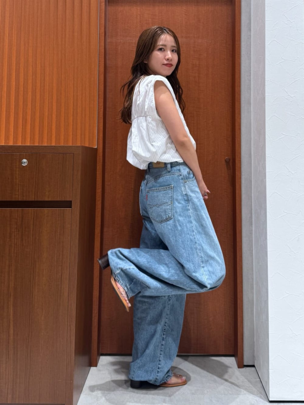 その他のサンダル、ホワイト系のシャツ/ブラウス、ブルー系のデニムパンツを着用したレディースの夏コーディネートの4枚目の写真