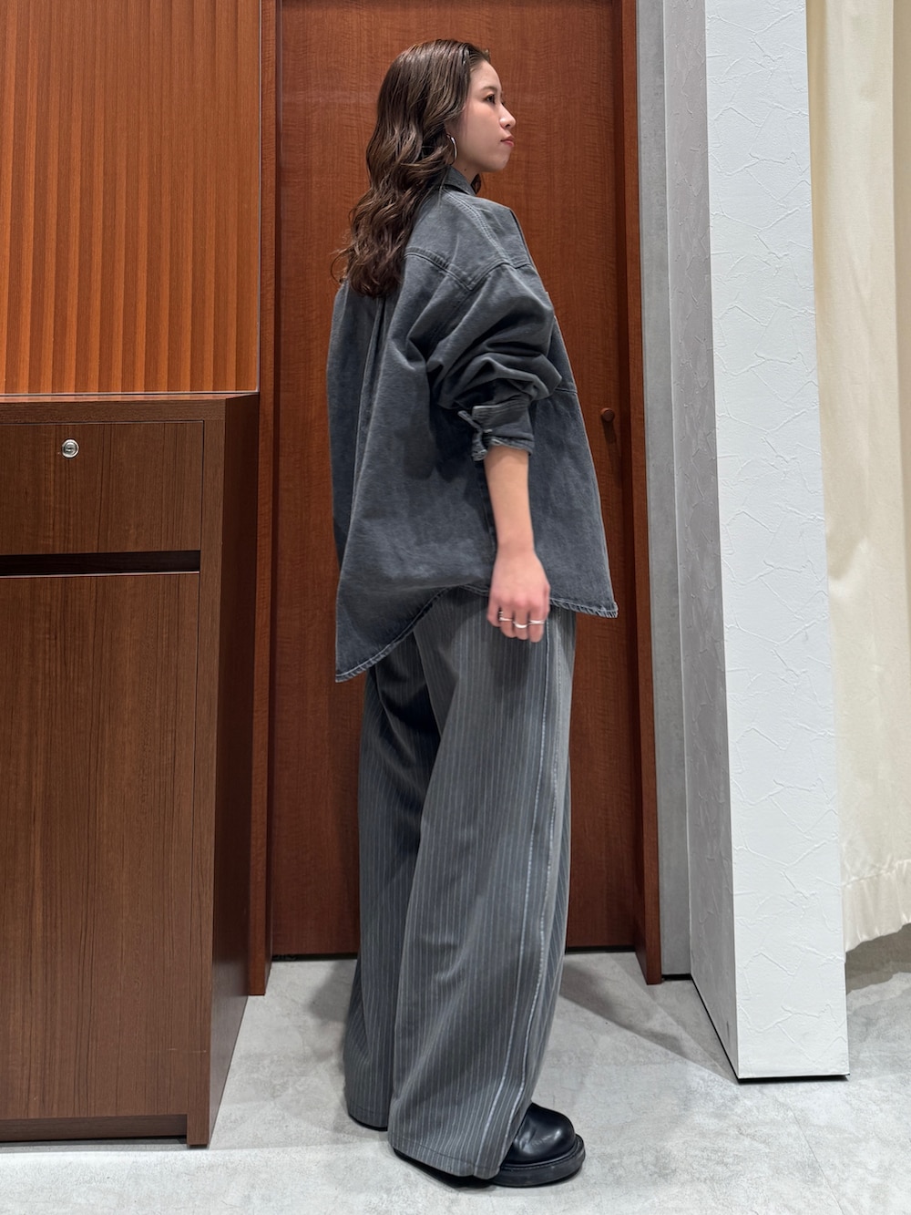 グレー系のその他パンツ、ブラック系のシャツ/ブラウスを着用したレディースの冬コーディネートの3枚目の写真