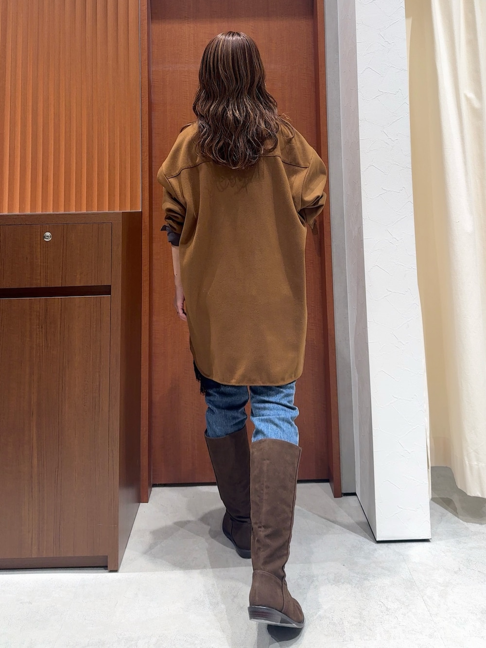 ブラック系のキャミソール、イエロー系のシャツ/ブラウス、ブルー系のデニムパンツを着用したレディースの冬コーディネートの4枚目の写真