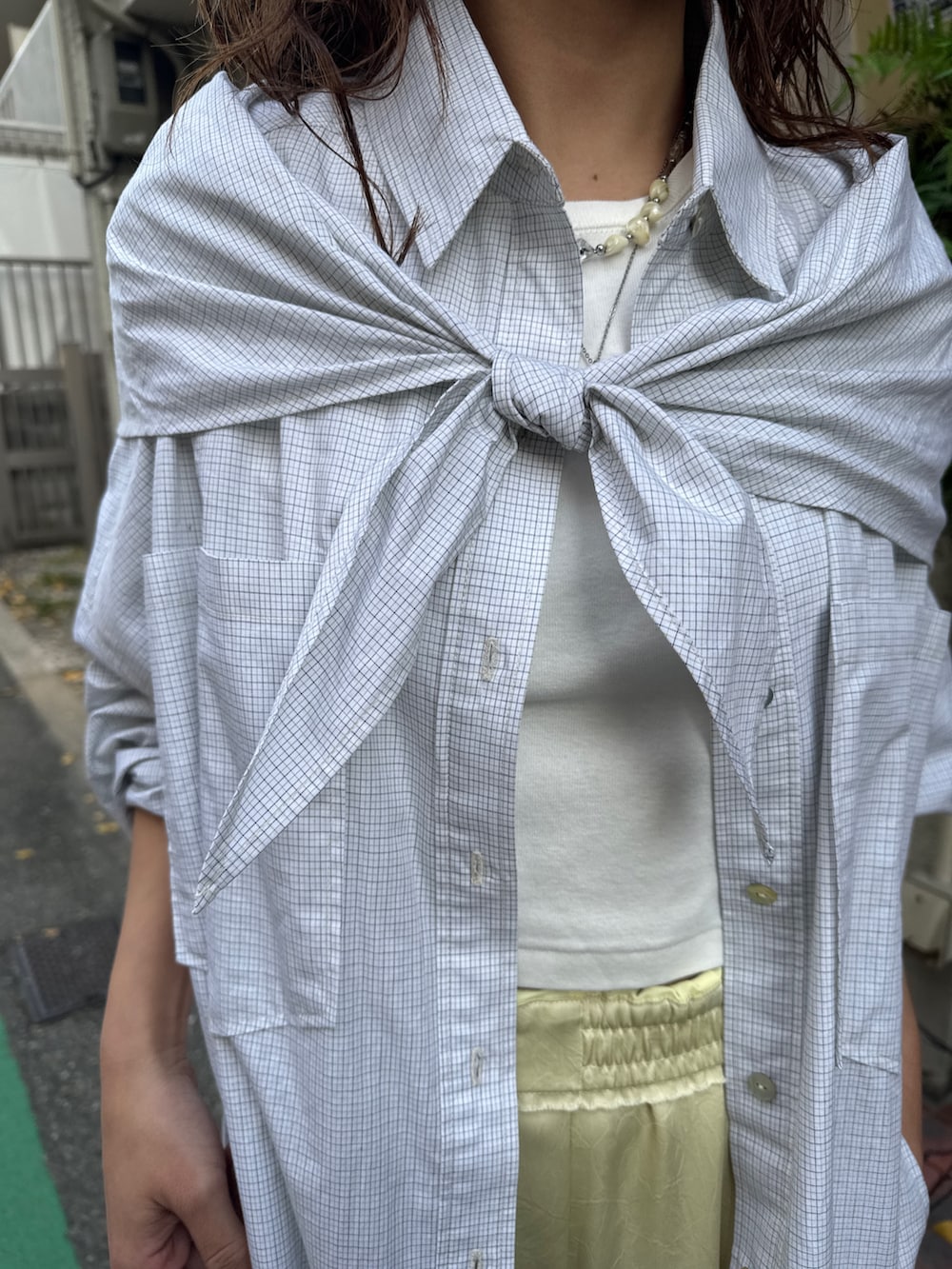 ホワイト系のTシャツ/カットソー、イエロー系のその他パンツ、その他のシャツ/ブラウスを着用したレディースの冬コーディネートの8枚目の写真