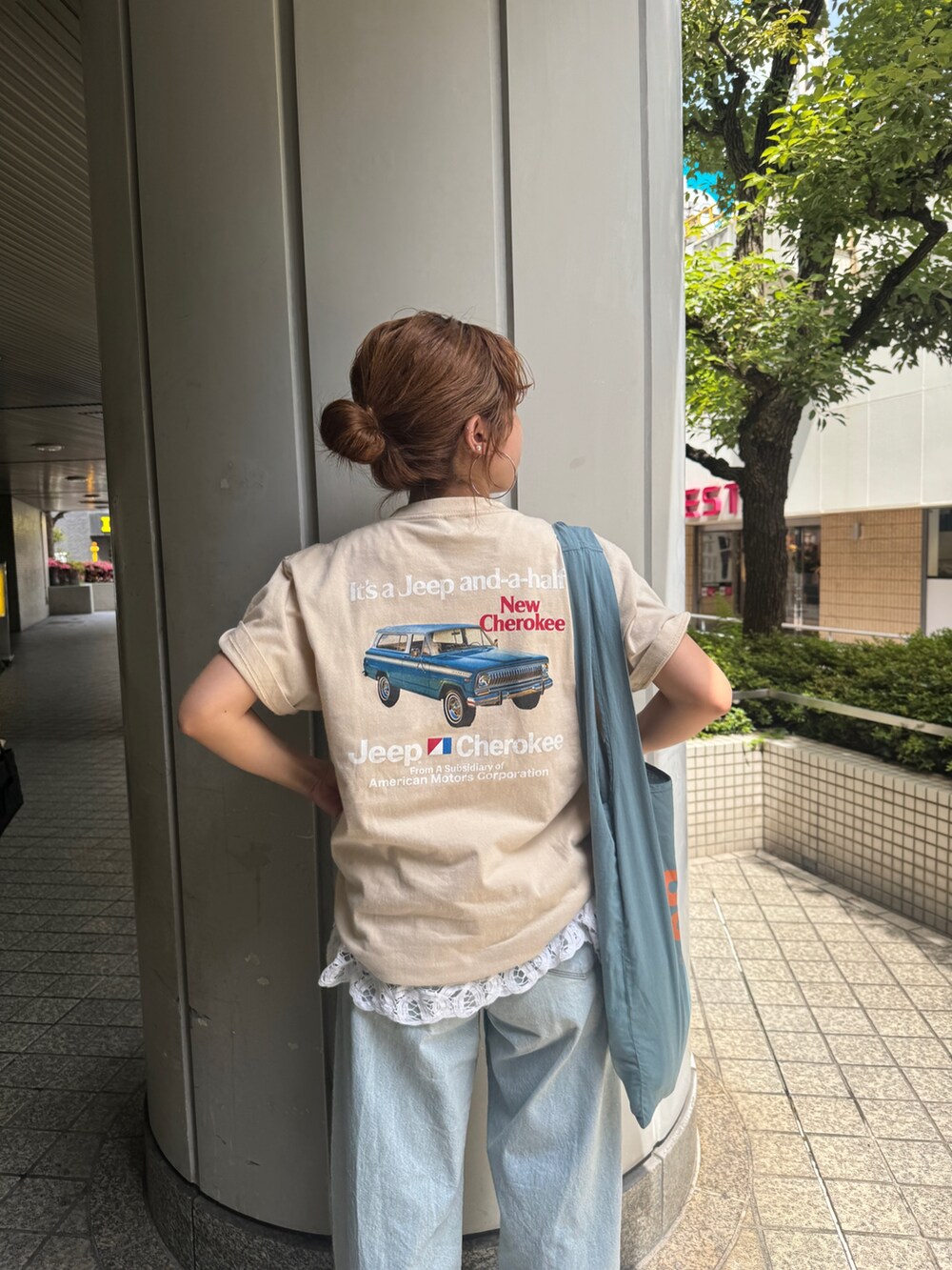 ブルー系のデニムパンツ、ブルー系のトートバッグ、ホワイト系のシャツ/ブラウスを着用したレディースの夏コーディネートの8枚目の写真