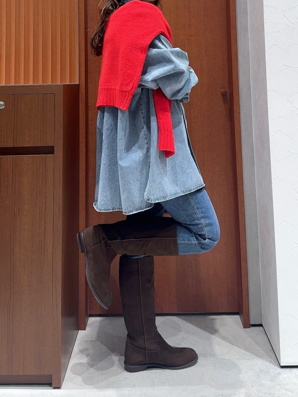 ブルー系のシャツ/ブラウス、レッド系のニット/セーター、ブラック系のキャミソールを着用したレディースの冬コーディネートの4枚目の写真