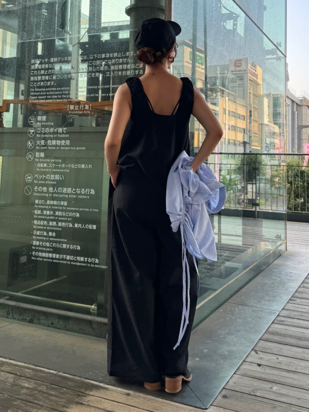 ブラック系のサンダル、ブラック系のサロペット/オーバーオール、ブラック系のキャップを着用したレディースの夏コーディネートの3枚目の写真