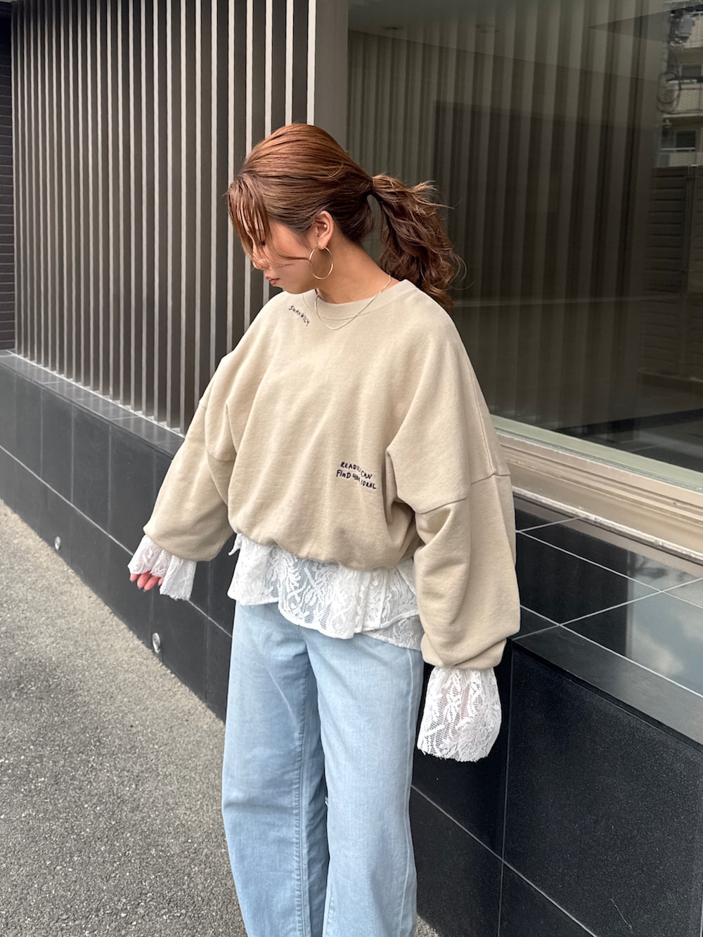 ブルー系のデニムパンツ、ホワイト系のシャツ/ブラウス、ベージュ系のスウェットを着用したレディースの冬コーディネートの8枚目の写真