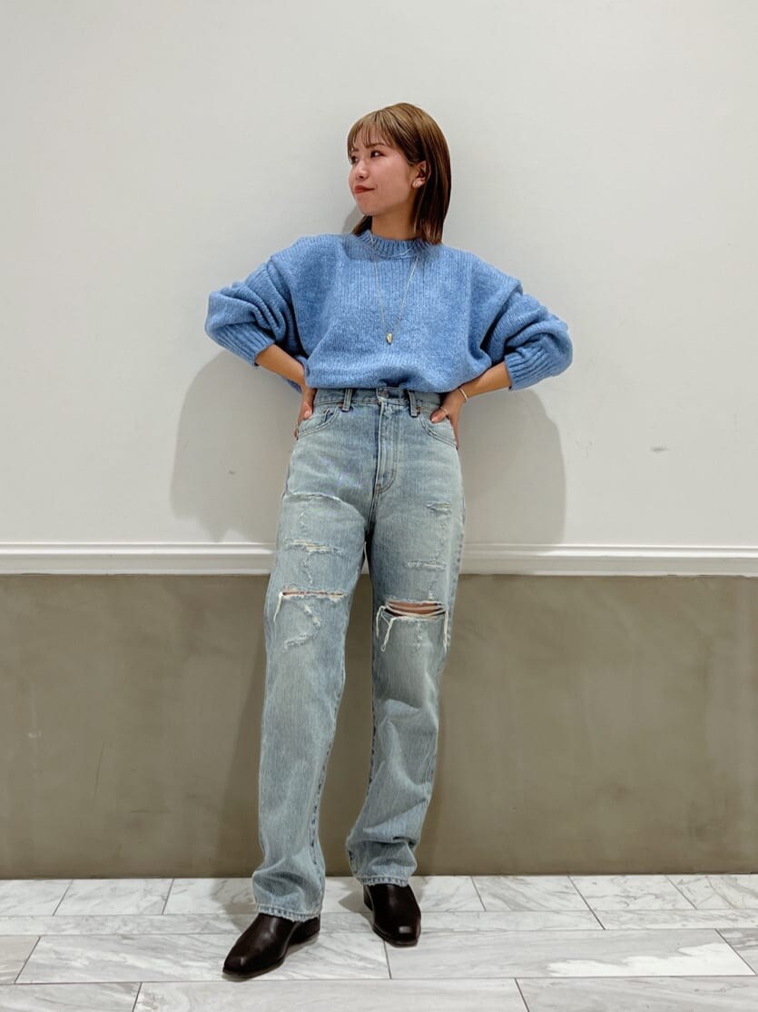 ブルー系のデニムパンツ、ブルー系のデニムパンツ、ブルー系のニット/セーターを着用したレディースの秋コーディネートの7枚目の写真